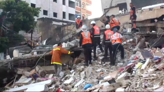 خلال قيام الطواقم الطبية بانتشال الشهداء من تحت الانقاض