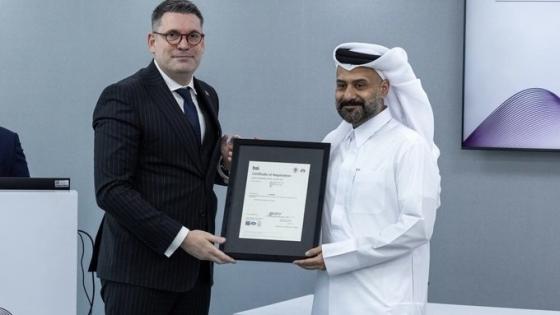 السيد يوسف محمد الجيدة يتسلم الشهادة