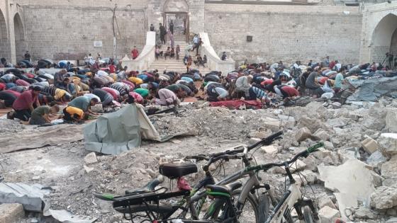 عشرات الفلسطينيين أقاموا صلاة العيد في مناطق مختلفة من قطاع غزة فوق الركام