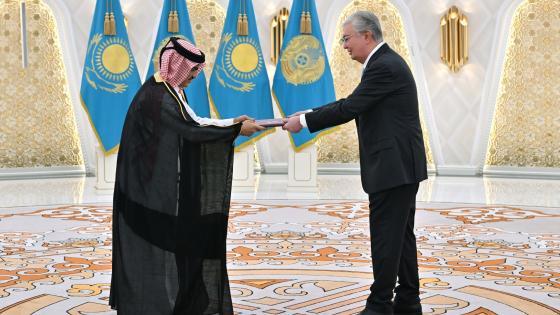 خلال تسليم نسخة من أوراق الاعتماد