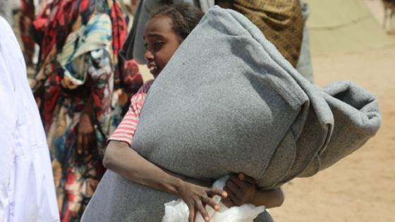 جانب من تقديم المساعدات