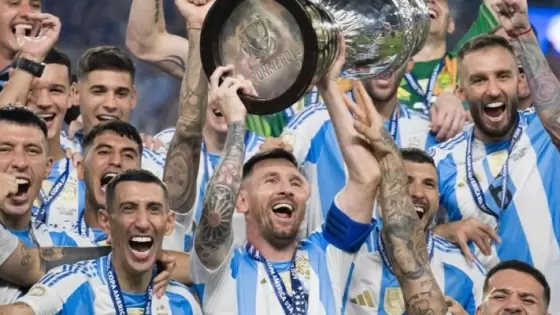 ميسي يرفع كأس كوبا أمريكا