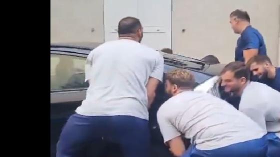 الفريق اليوناني أثناء حمل السيارة