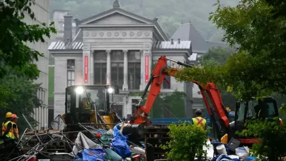 فض الاعتصام بالقوة