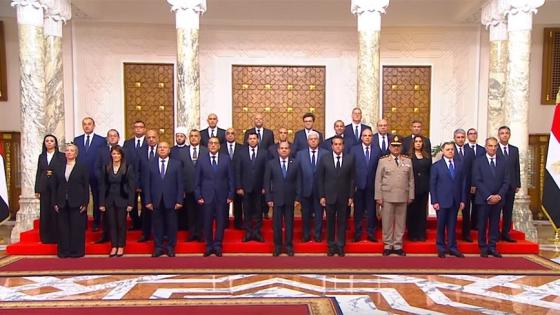 الرئيس عبد الفتاح السيسي مع الحكومة المصرية الجديدة