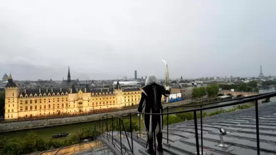 الشخص المقنع في حفل افتتاح أولمبياد باريس 2024