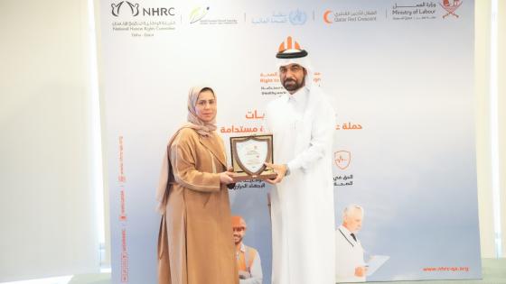 جانب من تسليم الدروع