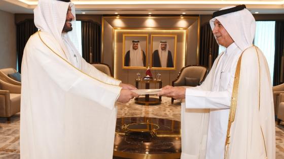 خلال تسليم نسخة من أوراق الاعتماد