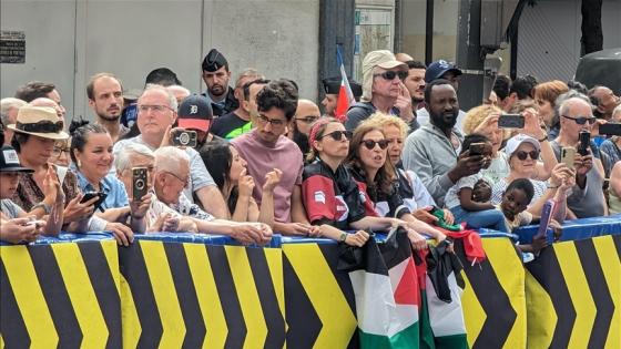 وقفة داعمة لفلسطين أثناء عبور المتسابقين