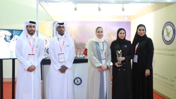 صورة جماعية على هامش المعرض