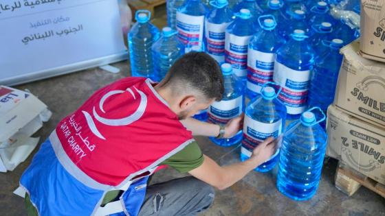 جانب من توزيع المساعدات