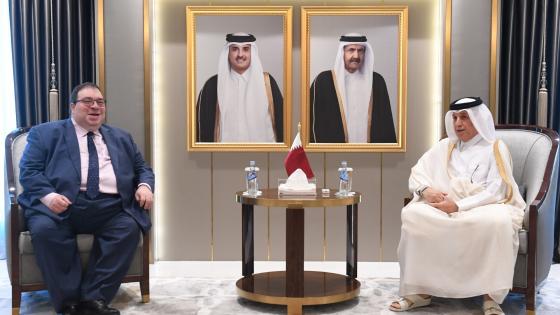 خلال تسليم نسخة من أوراق الاعتماد