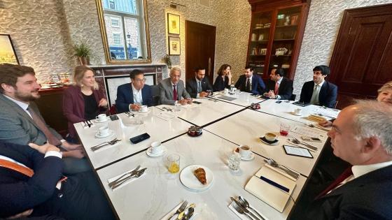 جانب من الطاولة المستديرة