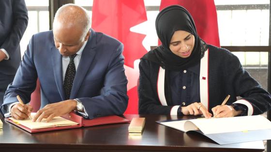 جانب من التوقيع