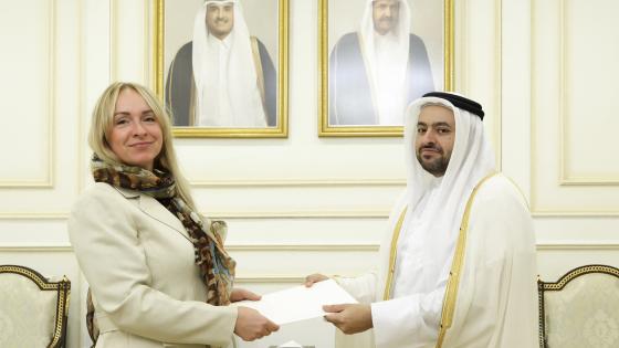 خلال تسليم نسخة من أوراق الاعتماد