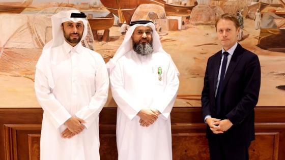 جانب من تسليم الوسام