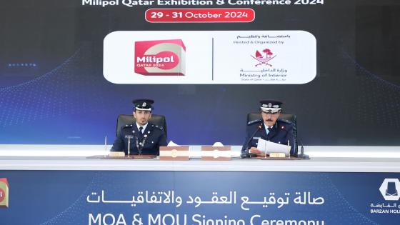 جانب من توقيع العقود