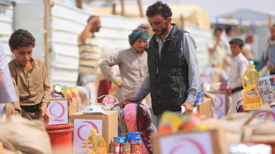 جانب من توزيع المساعدات