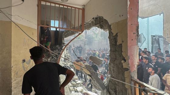 جانب من دمار لحق بمدرسة الشهداء التي تأوي نازحين