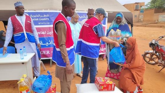 جانب من توزيع المساعدات