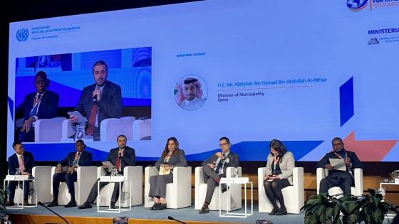 خلال مشاركة سعادة وزير البلدية الجلسة