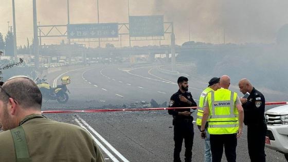 عناصر من الشرطة الإسرائيلية بمحيط سقوط أحد الصواريخ على طريق "6" الرئيسي