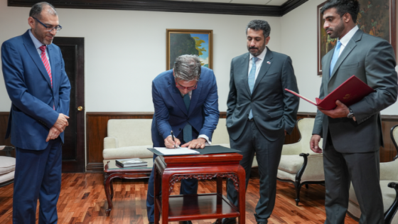 جانب من توقيع الاتفاقيات