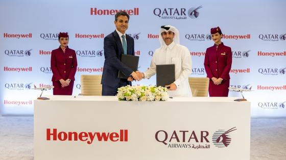 جانب من توقيع العقد