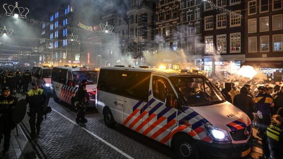 من موقع المواجهات أمس في أمستردام