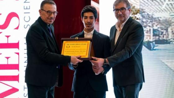 جانب من تسلم الجائزة