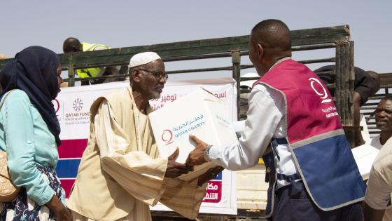 جانب من تقديم المساعدات