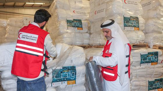 جانب من تسليم المساعدات