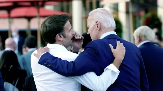 جو بايدن وإيمانويل ماكرون