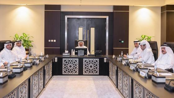 سعادة الشيخ خليفة بن حمد بن خليفة آل ثاني وزير الداخلية خلال الاجتماع