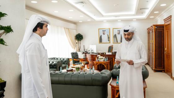 أحد الوسطاء العقاريين يؤدي اليمين القانونية