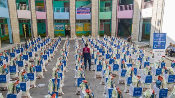 جانب من تقديم المساعدات