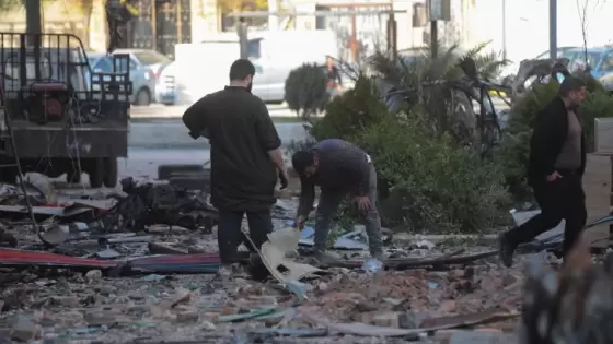 آثار الغارة الجوية علي المشفي بحلب