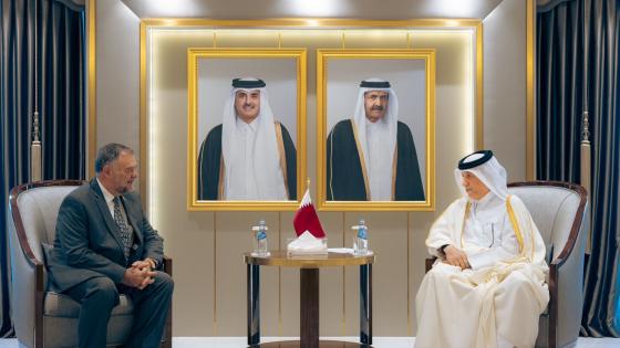 خلال تسليم نسخة من أوراق الاعتماد