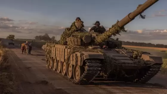 قوات أوكرانية على خط الحدود مع روسيا