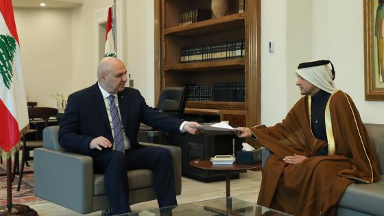 سعادة الشيخ سعود بن عبدالرحمن آل ثاني خلال تسليم رسالة سمو الأمير