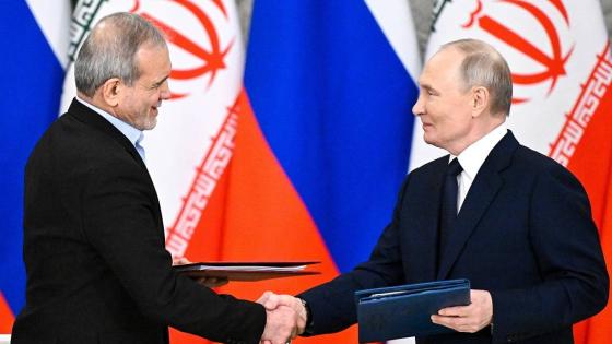 الرئيسان الروسي والإيراني خلال توقيع الاتفاقية