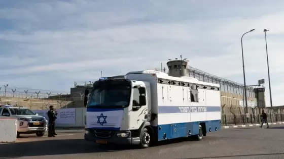 حافلة إسرائيلية تنتظر نقل الدفعة الأولى من الأسرى الفلسطينيين