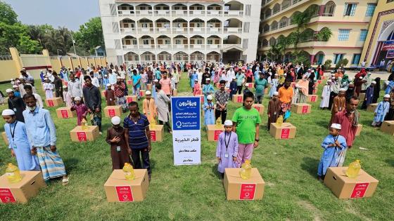 جانب من تقديم المساعدات