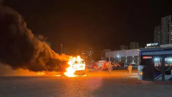 النيران تلتهم إحدى الحافلات التي تعرضت للانفجار