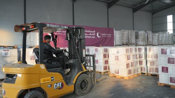 جانب من تقديم المساعدات