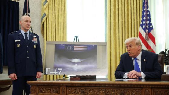 ترامب خلال الإعلان عن منح بوينج عقد تطوير إف-47