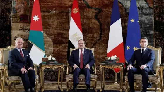 عبد الفتاح السيسي وإيمانويل ماكرون و عبد الله الثاني