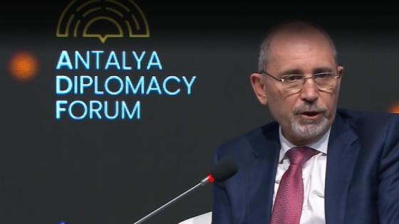 الصفدي خلال مشاركته في منتدى أنطاليا الدبلوماسي
