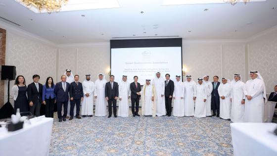 جانب من توقيع الاتفاقيات