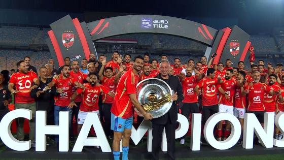 لحظة تتويج فريق الأهلي المصري